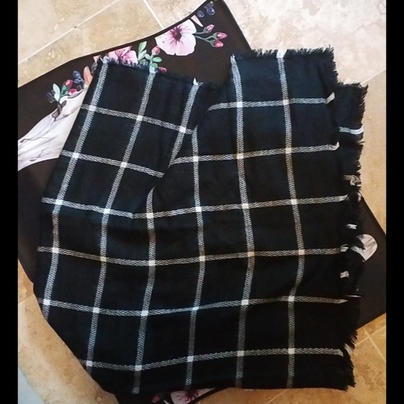 Large Scarf or Wrap - Picture 2 of 2